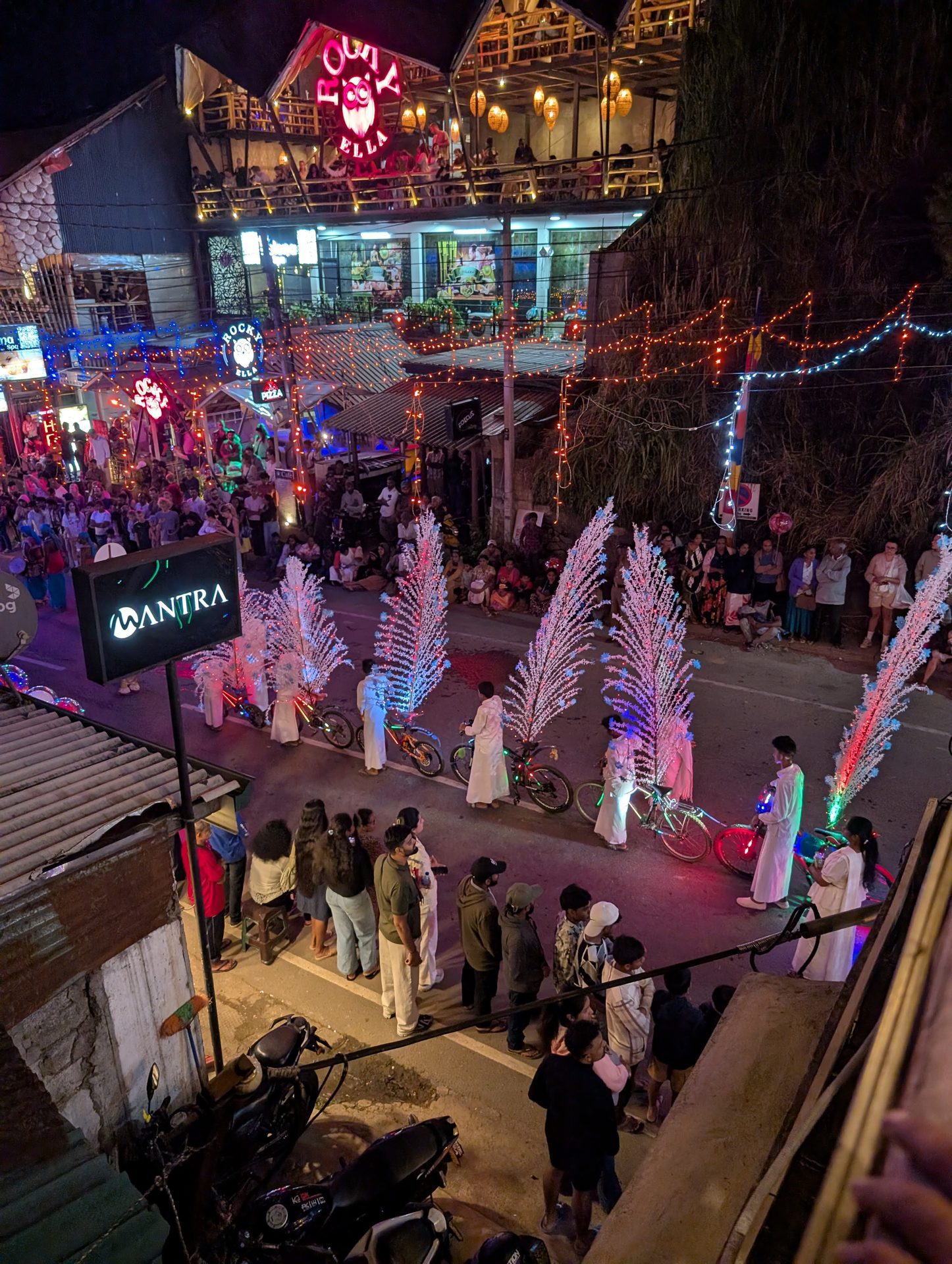 Dancers carrying white feather fans at the Ella perahera