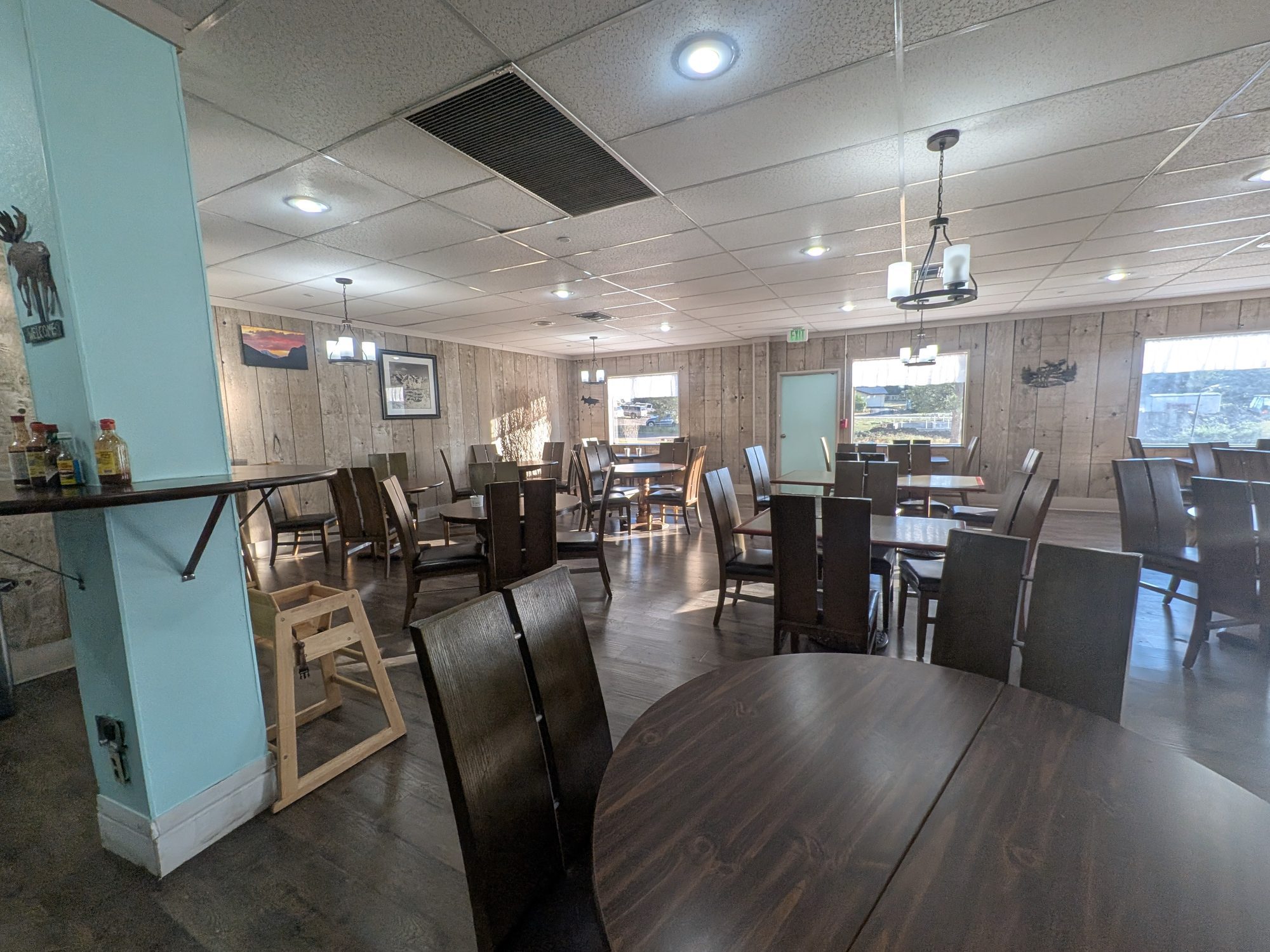Breakfast and dining room at Expedition Lodge Estes Park