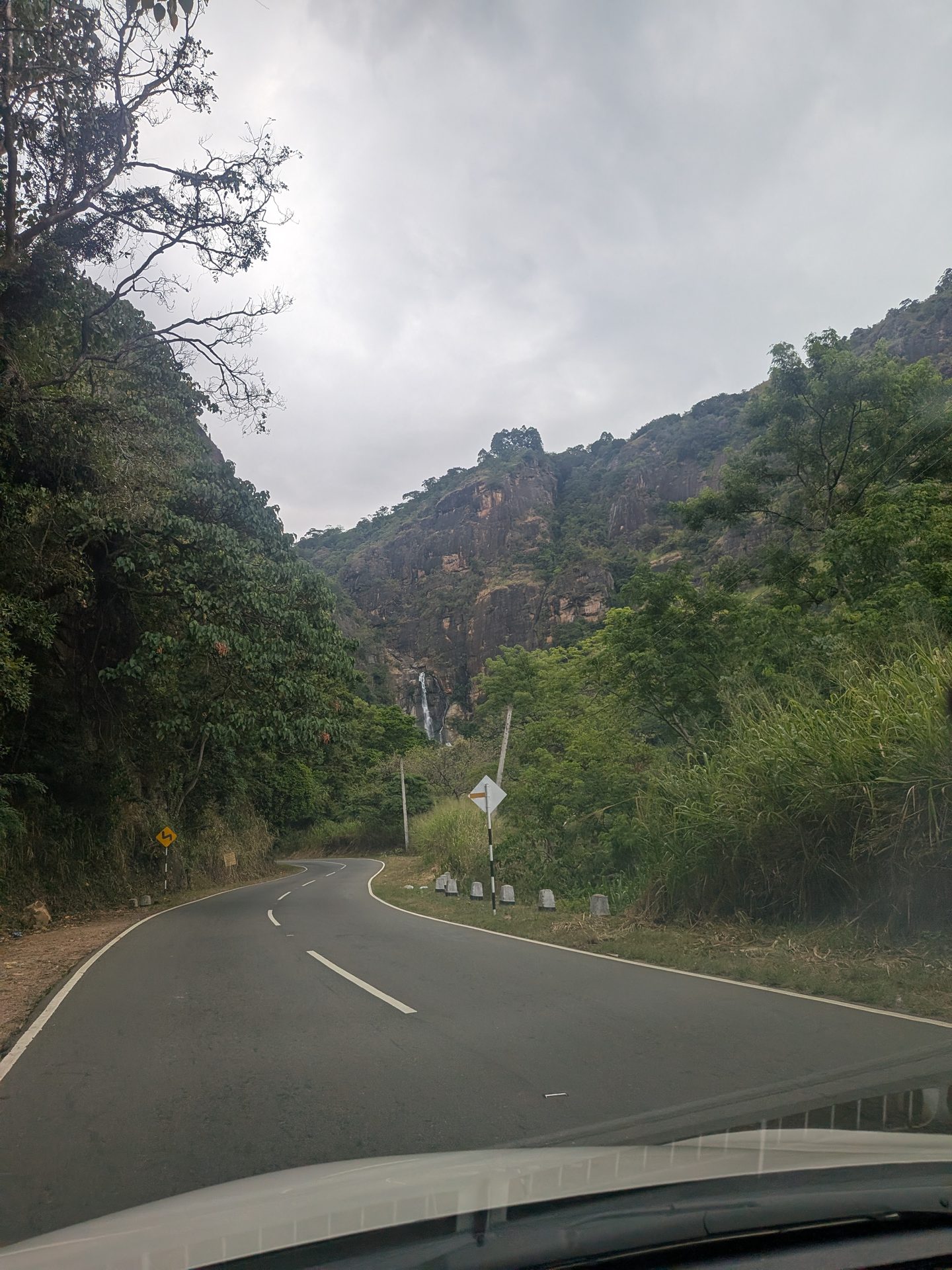 Mountain road leading to Ravana Falls near Ella