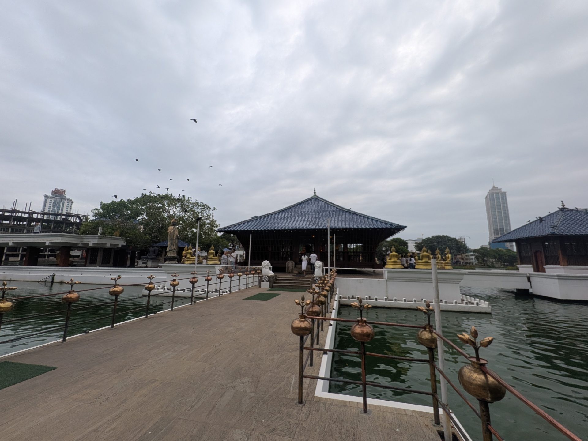 Walkway across Beira Lake to Seema Malaka