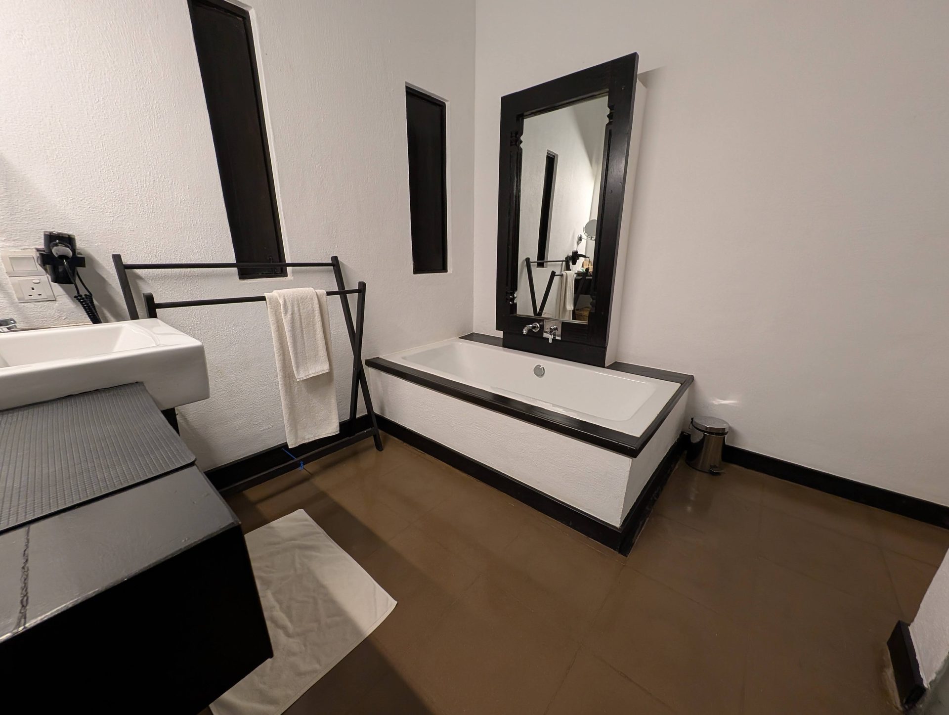 Bathroom with bathtub at Sigiriya Jungles