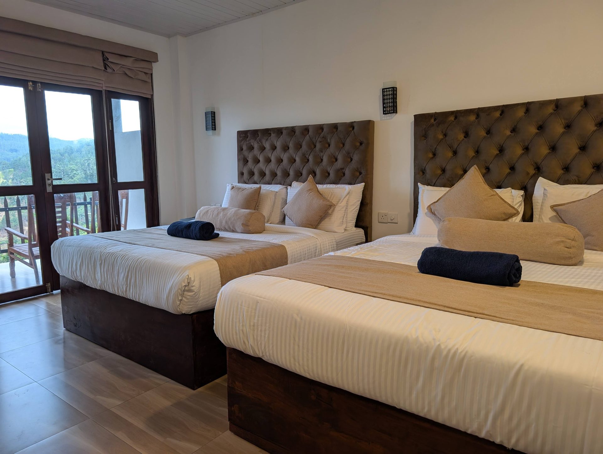 Family room with two beds at Zircon Ella